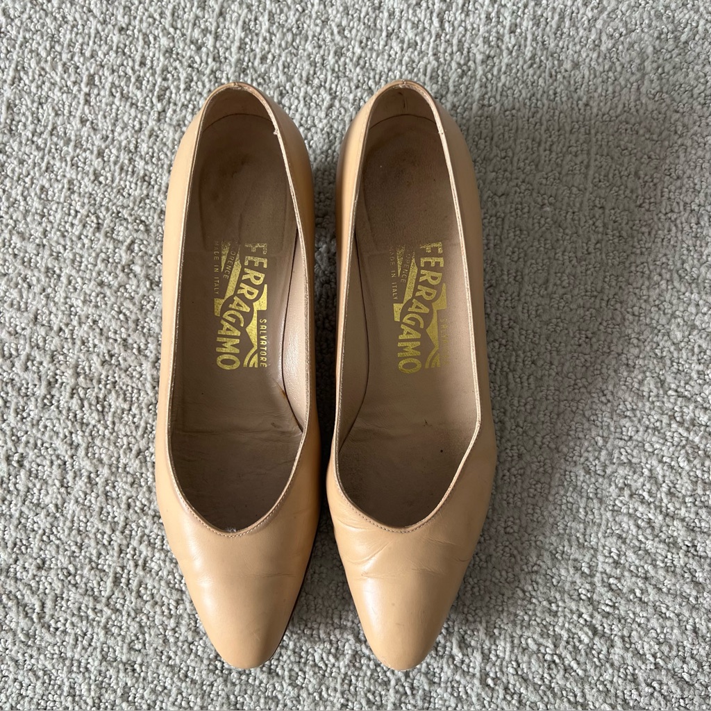 Salvatore Ferragamo Beige Leather Pumps/Shoes. Size 6.5